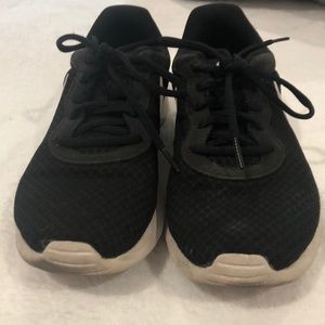 Black nike tennis shoes